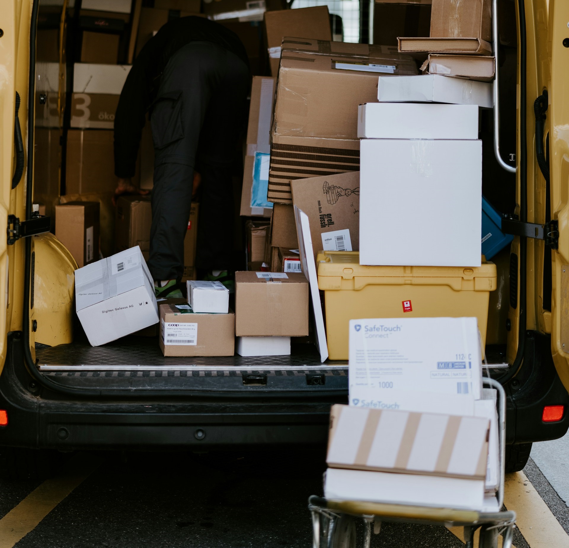 A van full of packages for Amazon seller vs vendor delivery to customers.